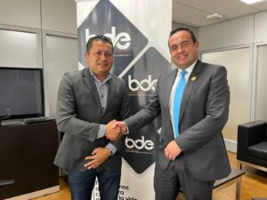 El alcalde de El Pangui cumplió agenda en la ciudad de Quito donde se reunió con Homero Castanier, gerente del BDE. FOTO: GAD El Pangui